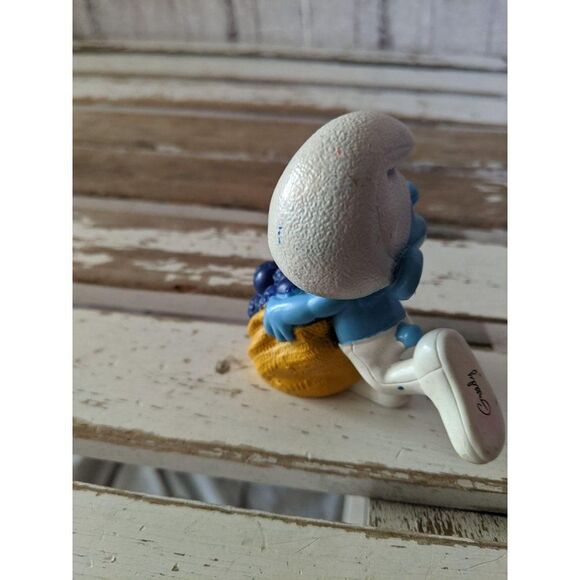 Peyo vintage Smurf greedy PVC 2011 McDonald's toy - Picture 3 of 7